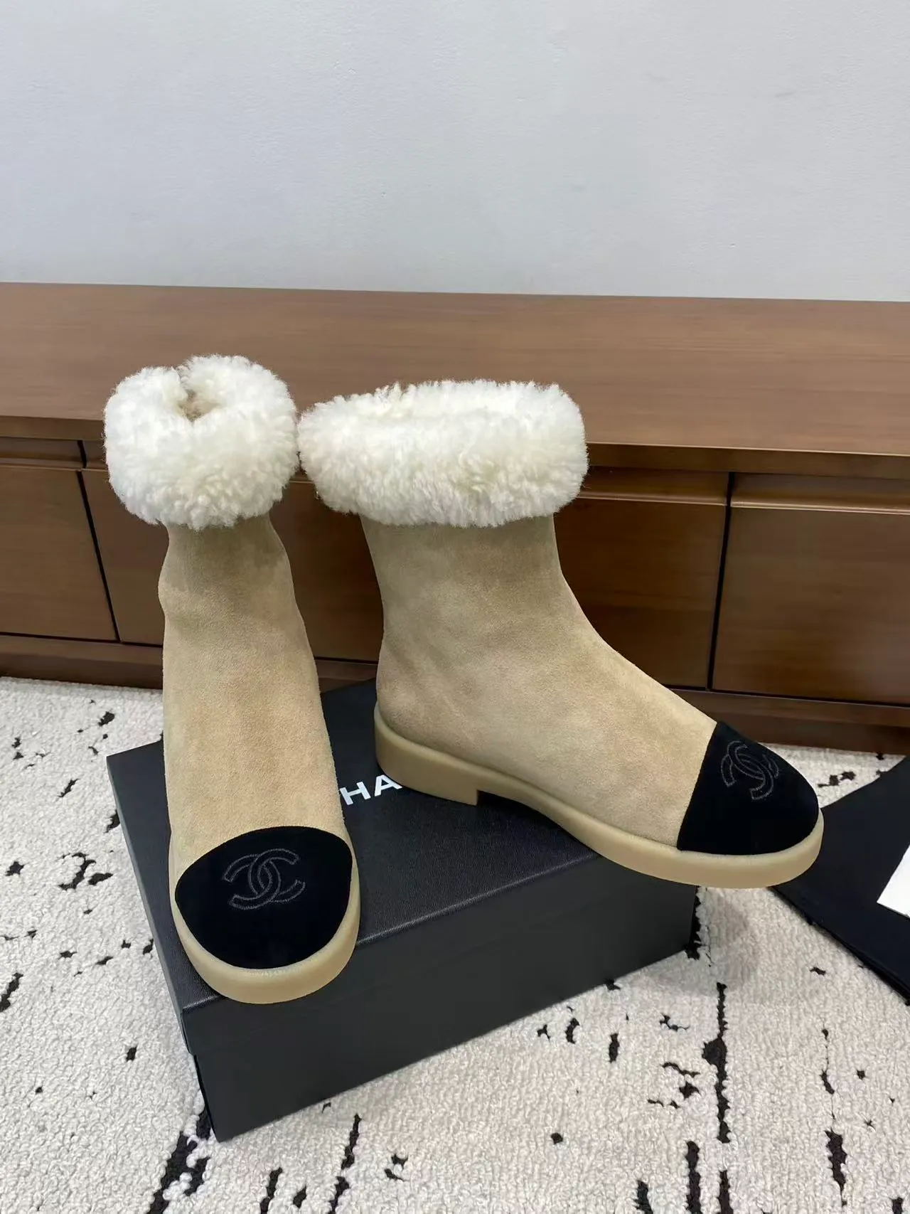 👟👟Ex-factory price 700👟👟 🍀Chanel 2025 autumn and winter furry snow boots. Chanel new autumn and winter genuine wool slippers and boots. Xiaoxiang’s 2025 autumn and winter most beautiful snow boots. Classic, beautiful and warm snow boots❤️Super warm! It's enough to have it this winter, it's really beautiful and fairy~ Materials and craftsmanship: The upper is made of custom sheepskin/wool/sheepskin, and the inner pads are all made of wool. It feels very soft and comfortable! The sole is the original TPU outsole Size: 35-39 (40.41 customized, non-refundable)